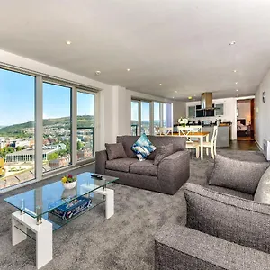 Apartment Just Wales - Meridian Tower Marina & City View - 2 Bed, Swansea